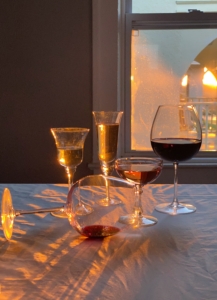 Comment se passe une séance ? Fermez les yeux, laissez vous guider. Vous restez conscient en hypnose. C’est un état de focalisation, de concentration d’une part, et de réceptivité intense d’autre part. Nous permettant de faire un travail intense, efficace et rapide. Ce qui est bien avec l’hypnose c’est que vous n’avez rien à faire même pas vouloir entrer en hypnose. Vois avez juste à fermer les yeux et vous laisser porter par la voix. En posant votre attention sur ma voix, cela va permettre de contourner le facteur critique du conscient qui fait que l’on doute et que l’on juge en permanence et de faire en sorte à ce que le subconscient soit beaucoup plus présent, qui lui est tout le domaine des émotions et des croyances. Des croyances limitantes que l’on va reprogrammer et des émotions brocantes que l’on va accueillir.