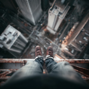 Peur du vide : quand le corps panique malgré la sécurité